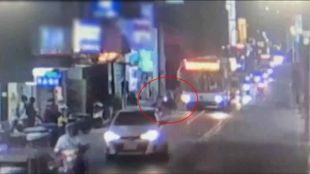音樂製作人陳國華國中兒子，昨日晚間約7點半時，在公車站前被機車撞上。（圖／翻攝畫面）