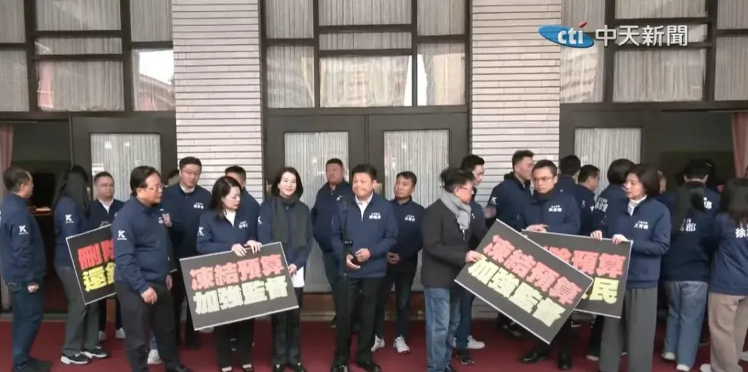 國民黨團今（17日）在議場門口舉行記者，說明總預算案審查立場。（圖／中天新聞）
