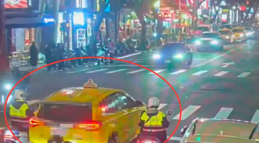 小黃運將違規將車子停在路中載客。(圖/翻攝畫面)