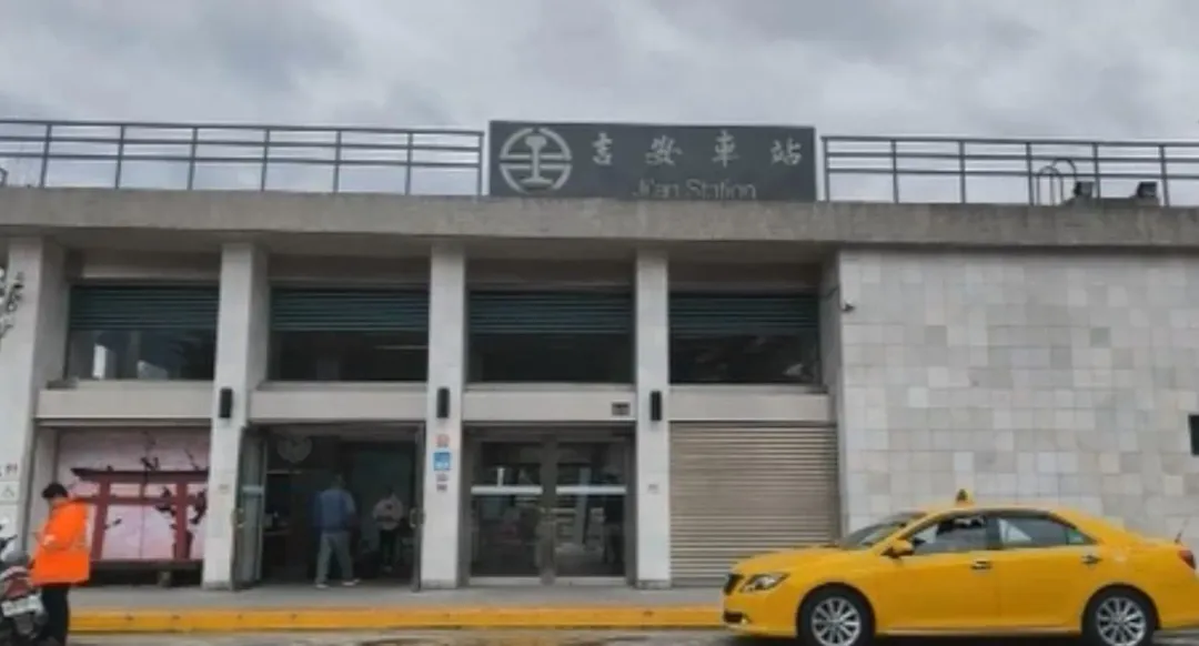 花蓮某國中學生昨天在吉安車站月台候車，危險嬉戲過程被拍下。（圖／中天新聞）