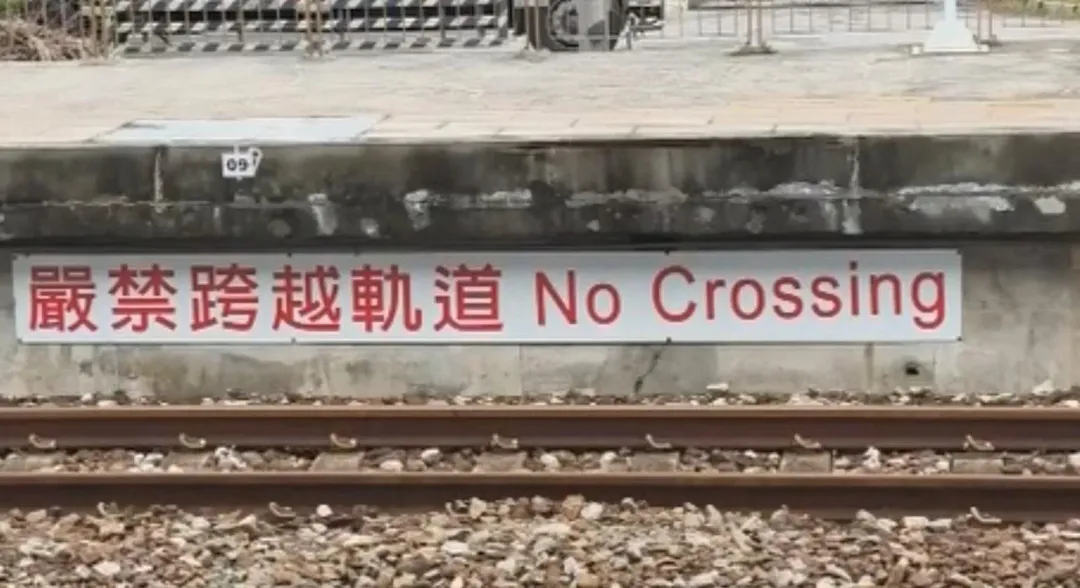 2名學生在月台邊等車，其中1男學生突然跳下鐵軌。（圖／中天新聞）