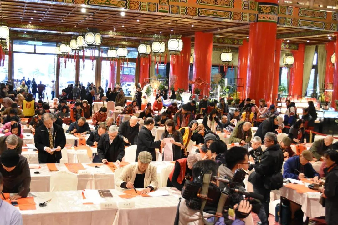 50位書法家齊聚一堂,現場共同揮毫贈送小龍年的限量版春聯,為農曆新年增添濃厚的節慶氛圍。(圖/圓山大飯店提供)