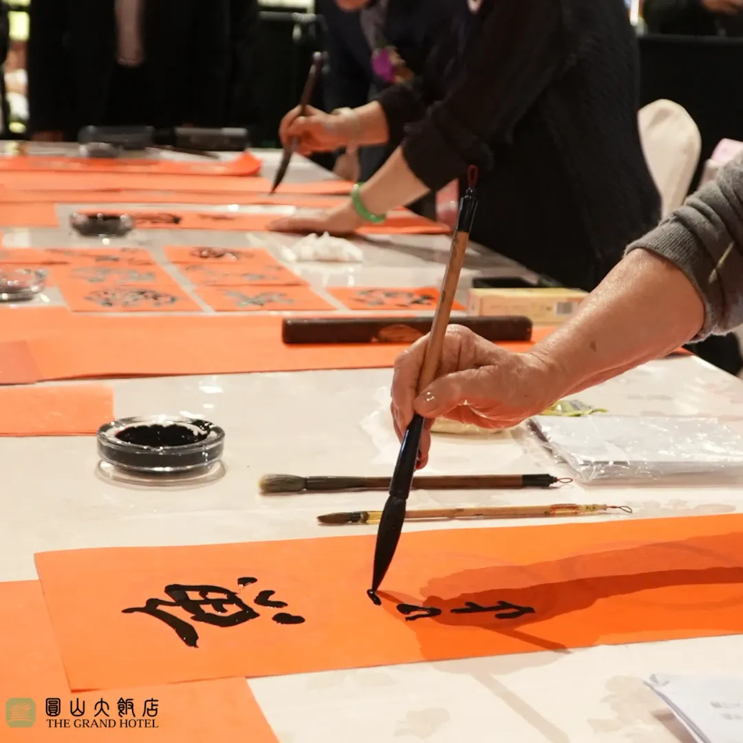 圓山「名家揮毫送春聯」已邁入第11年,不僅廣受民眾歡迎與喜愛,更是圓山一年一度最具年節氛圍的重要活動。(圖/圓山大飯店提供)