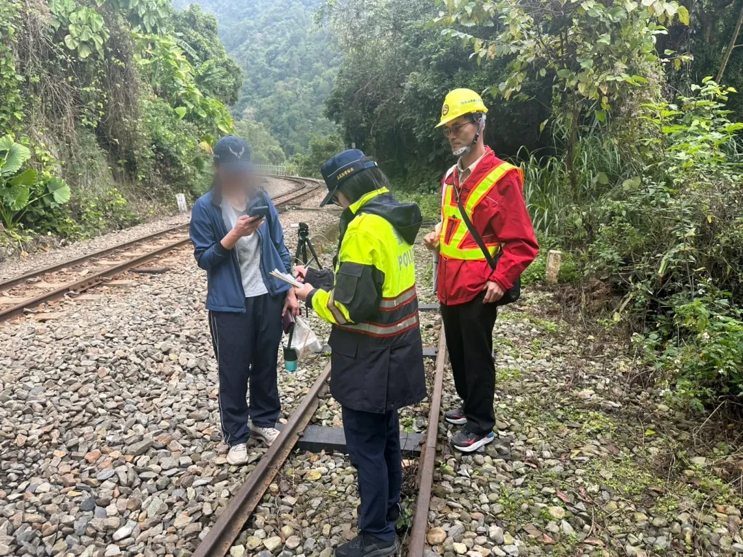 林鐵及文資處會同警方執行取締工作，當場發現1名遊客違規行走軌道 。（圖／林鐵及文資處提供）