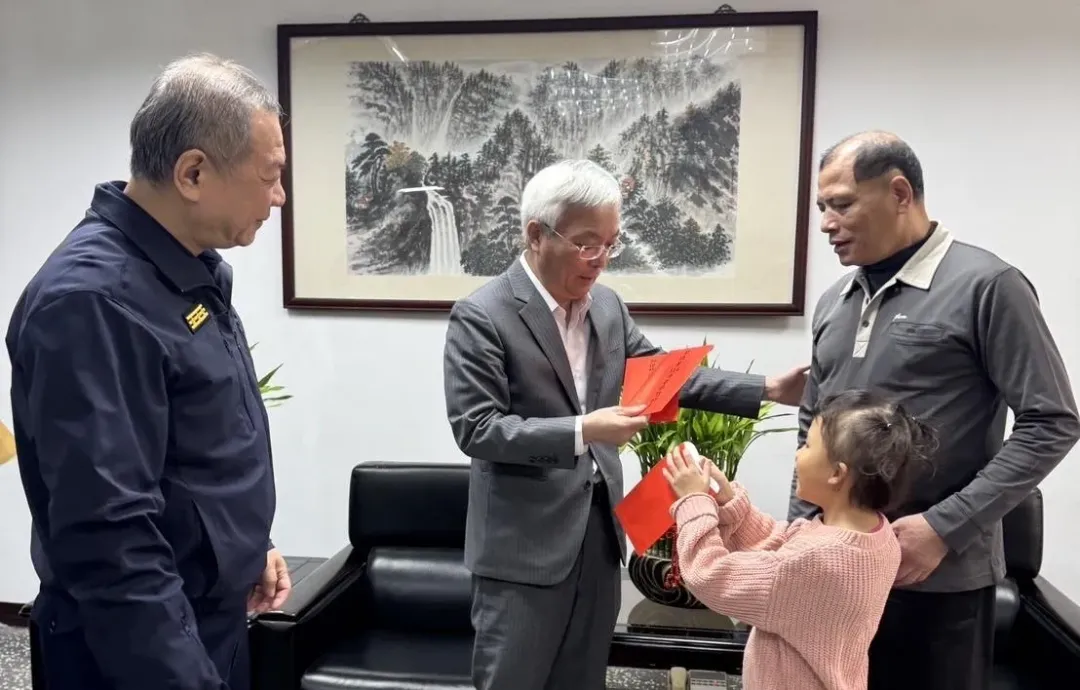 張榮興與劉員父親閒話家常。(圖/翻攝畫面)