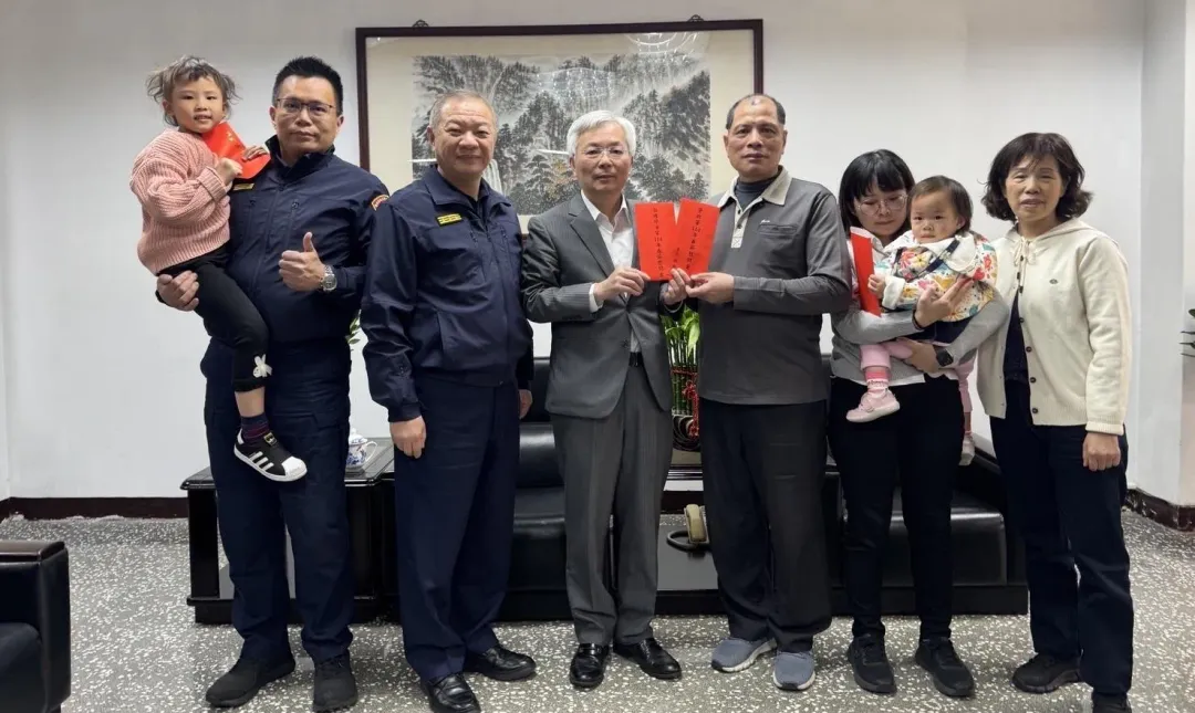 署長張榮興年前慰問緝毒殉職警遺眷場面溫馨。(圖/翻攝畫面)