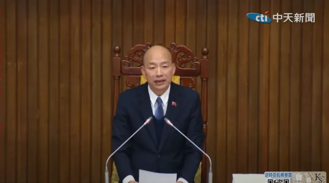 立法院17日進行總預算表決,藍白黨團聯手共刪除通案部分939億7500萬元(約3%),事後綠委揶揄連立法院三長韓國瑜、江啟臣、周萬來都不放過。(圖/中天新聞)