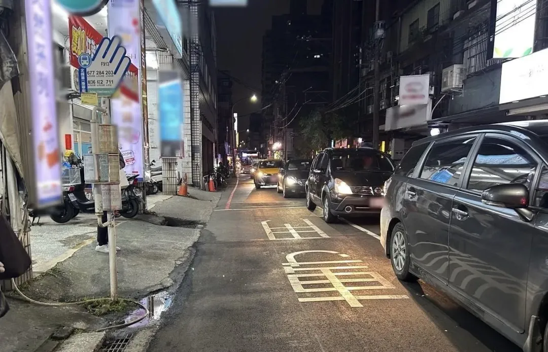 陳國華兒子昨晚在公車站牌遭機車騎士撞傷。（圖／翻攝畫面）