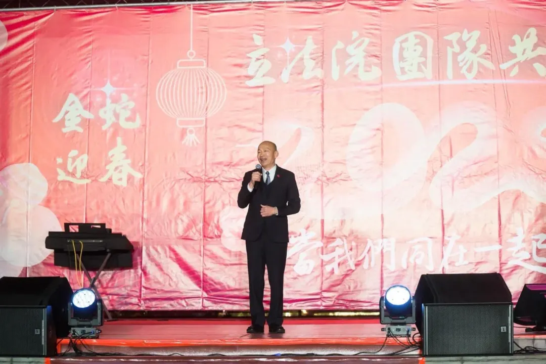 立院17日晚舉辦尾牙，韓國瑜上台致詞。（圖取自韓國瑜臉書）