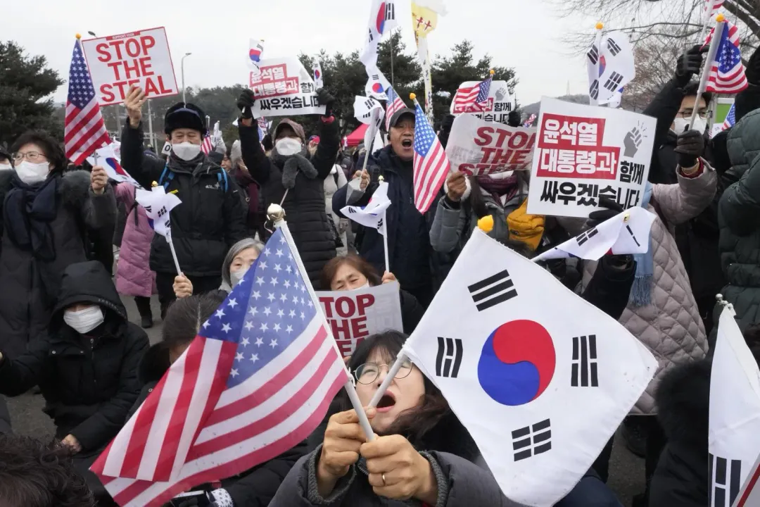 尹錫悅的支持者16日在首爾看守所外舉行集會。（圖／美聯社）