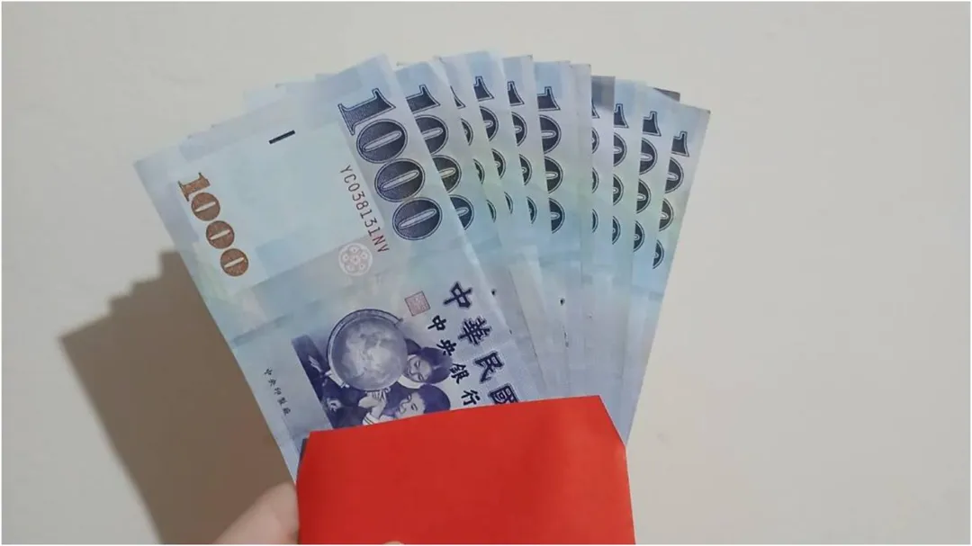 網友討論自己剛出社會,紅包該包多少給父母。(示意圖/中天新聞)
