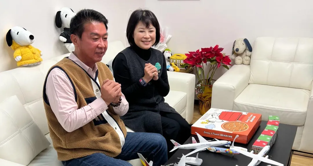 許智傑和林月琴分享自己的SNOOPY收藏。(圖/許智傑辦公室提供)