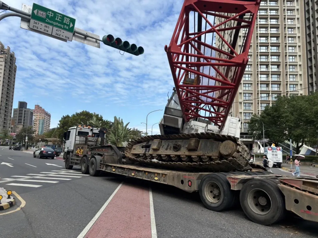 聯結車載大型機具突掉落。（圖／翻攝畫面，下同）