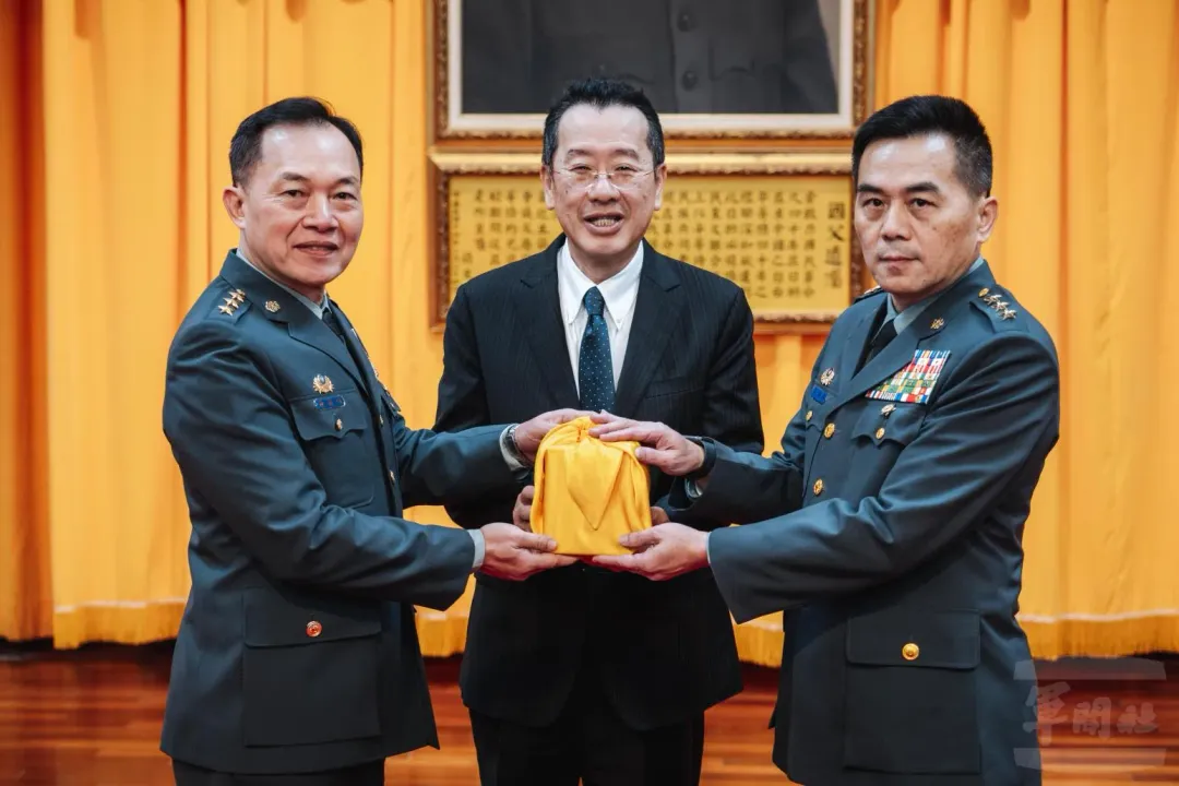鍾樹明(圖左)交接陸軍司令給呂坤修(圖右)。(圖/軍聞社)