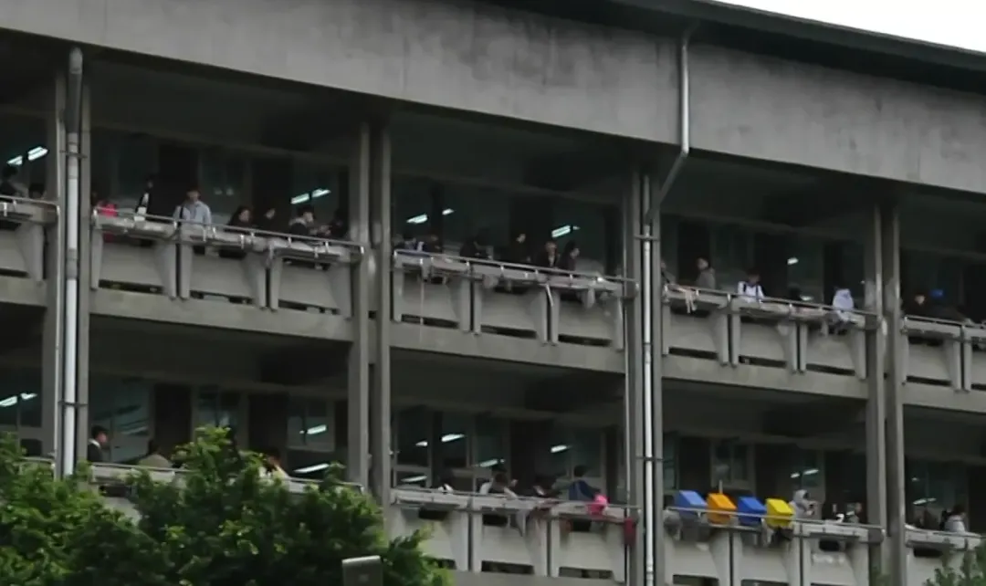 114學年大學學測18日開考首日,至少143名考生因生病、車禍或人群恐慌申請突發傷病單獨考場。(示意圖/中天新聞)