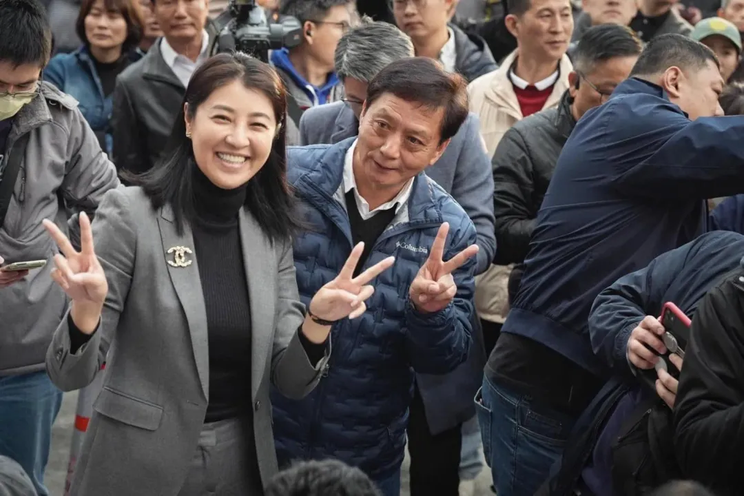 南投縣草屯鎮長補選18日投開票，國民黨候選人簡賜勝（右）順利當選，他和縣長許淑華開心比出手勢。（圖取自簡賜勝臉書）