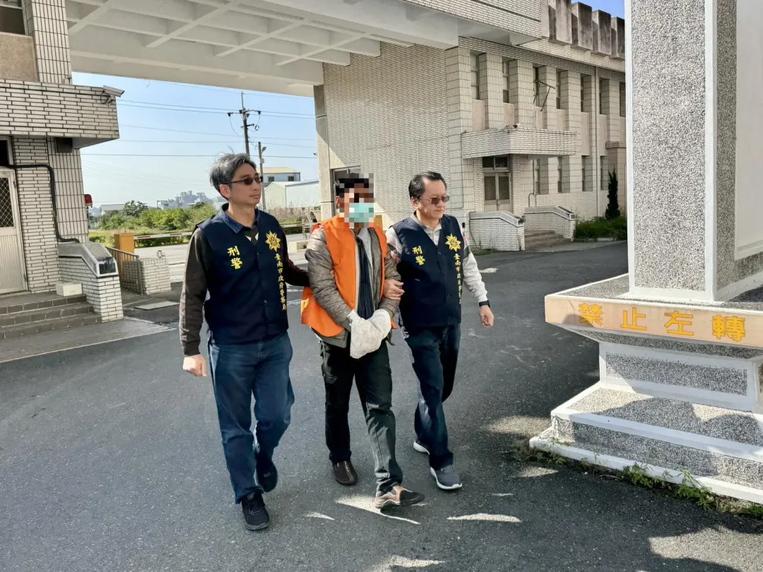 台南與基隆警方合作執行網路巡查,發現有人涉嫌透過網路購買零件改造槍枝,在雲林查獲張姓男子(中)到案。(圖/翻攝畫面)