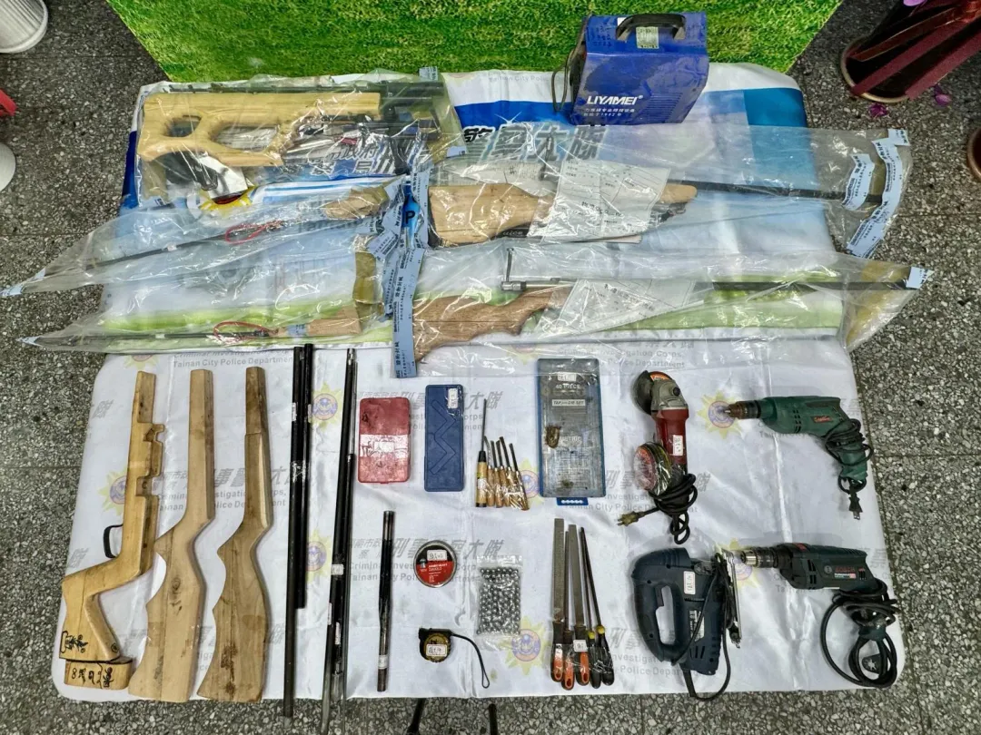 警方循線追查,在雲林張姓男子住家查獲大批改造槍枝、黑色火藥及改造工具。(圖/翻攝畫面)