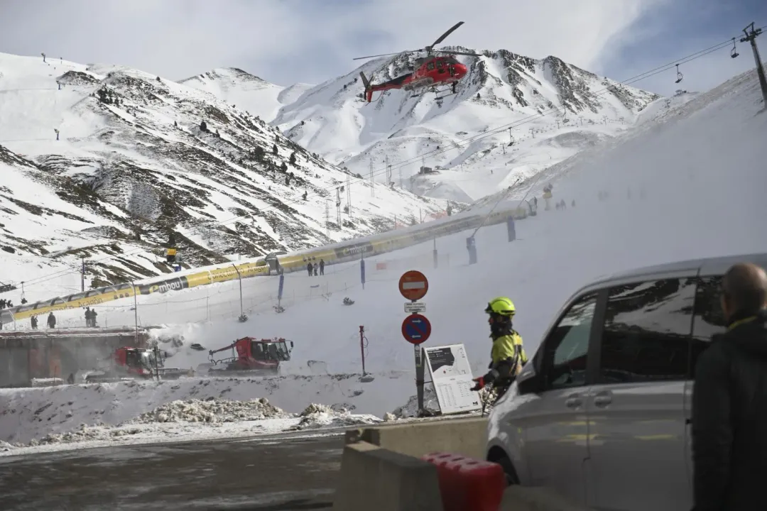 西班牙一處雪場的纜車發生事故,造成80人受困,約30人受傷。(圖/美聯社)