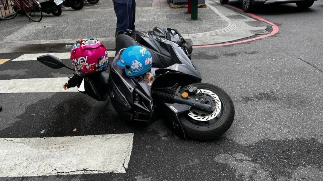 36歲女騎士及8歲兒子手腳輕微擦挫傷，送醫救治。（圖／警方提供）