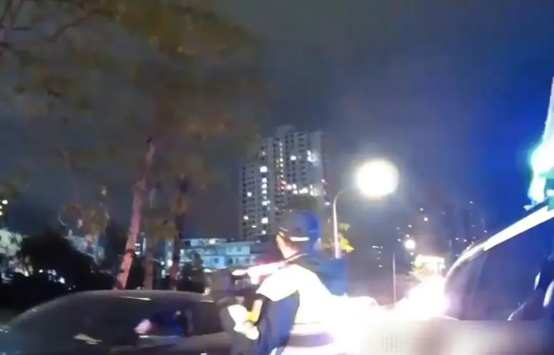 警方於昨（18）日晚間9時至今（19）日凌晨1時擴大臨檢併署頒取締酒駕專案勤務。（圖／翻攝畫面）