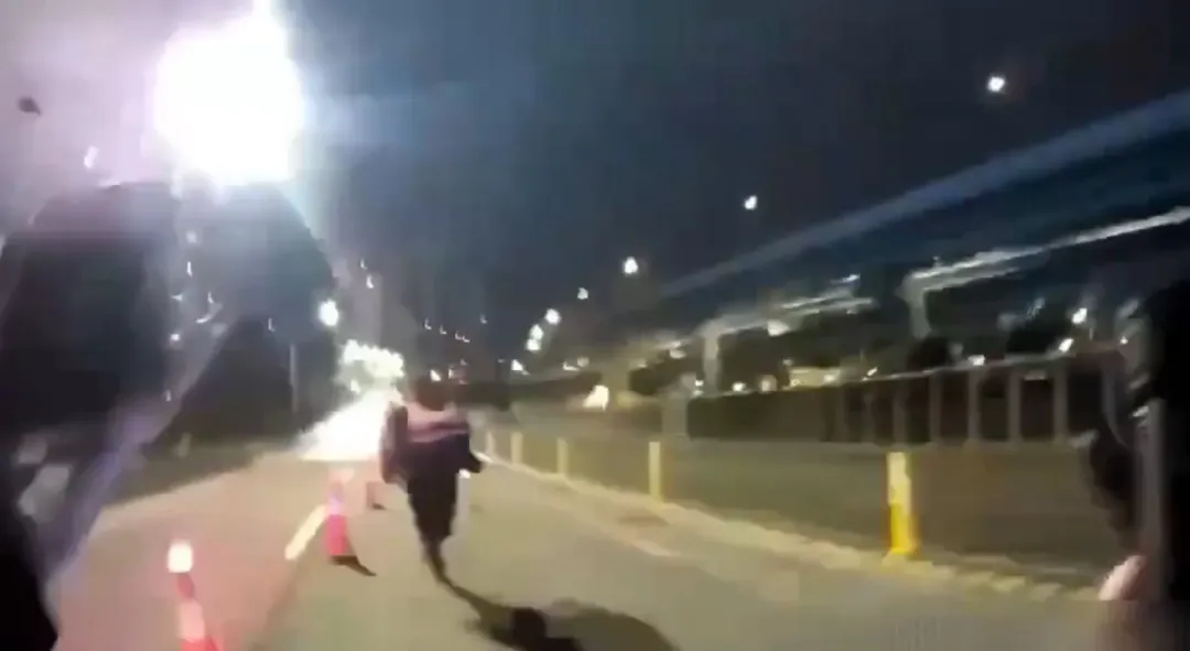 一名穿著白色帽ㄒ、牛仔褲的男駕駛下車後即往後方跑步逃逸，警方發現後上前追緝釐清。（圖／翻攝畫面）