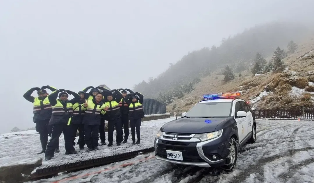 合歡山上19日凌晨起飄雪、結冰，有臉書粉專小編經過替警察們拍照記錄。（圖／翻攝自Facebook@中橫路況交通資訊站）