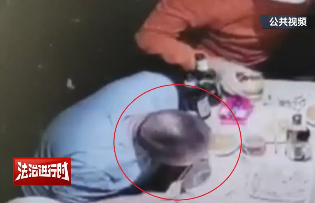 受害的海底撈門市監視器畫面顯示，「受害者」嘴巴吃進牛肉丸之前就流血了。（圖／翻攝自微博@法治進行時）
