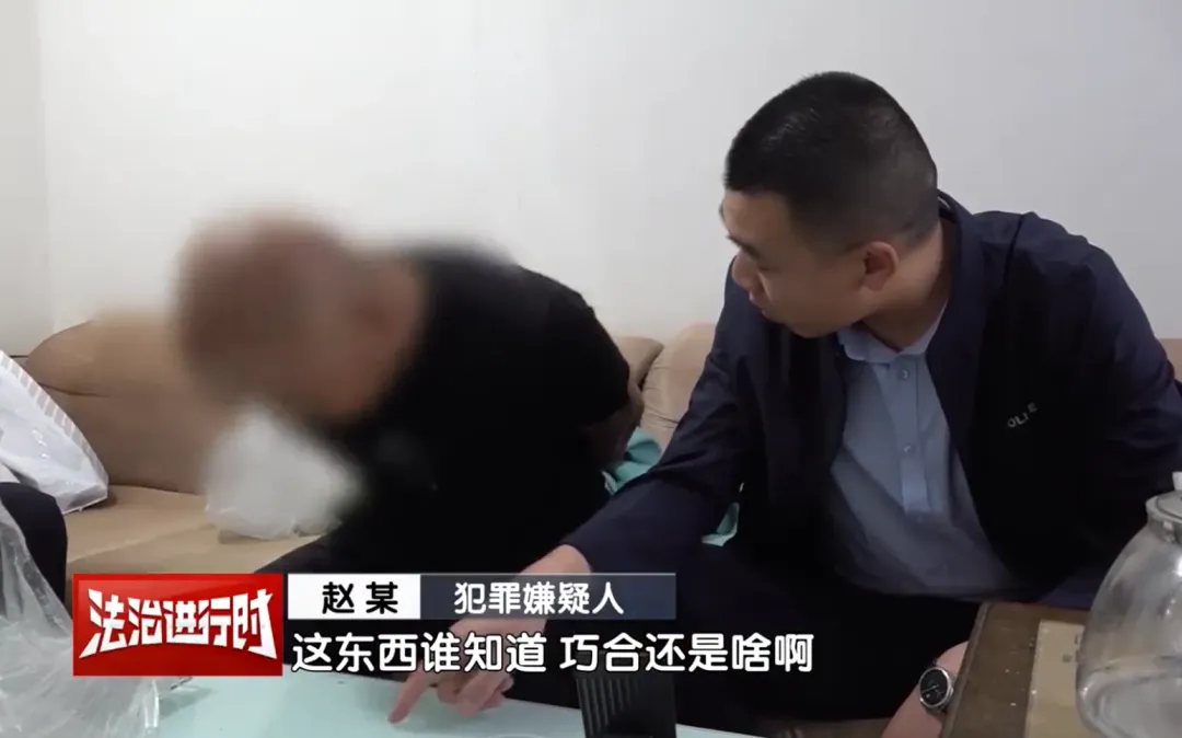 面對警方詢問，趙男起初並不承認口含玻璃渣敲詐店家，還反稱是「巧合」。（圖／翻攝自微博@法治進行時）