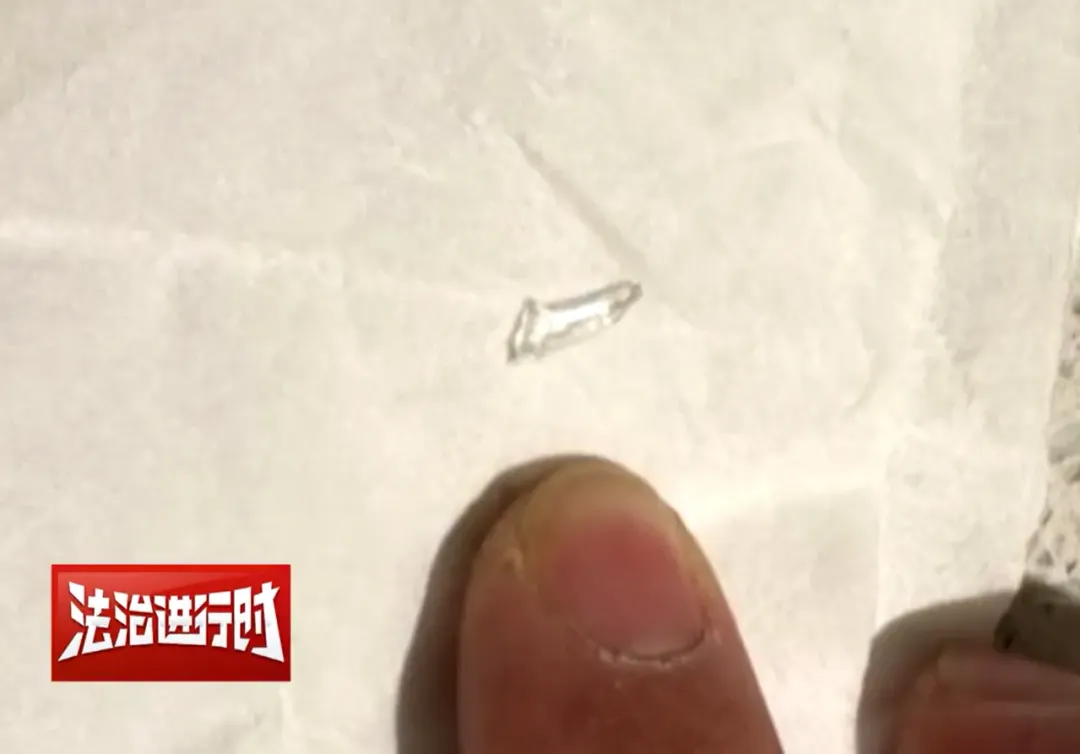 大陸2名趙姓、朱姓男子到海底撈火鍋店用餐，聲稱在牛肉丸裡咬到玻璃渣受傷，向店家求償。（圖／翻攝自微博@法治進行時）