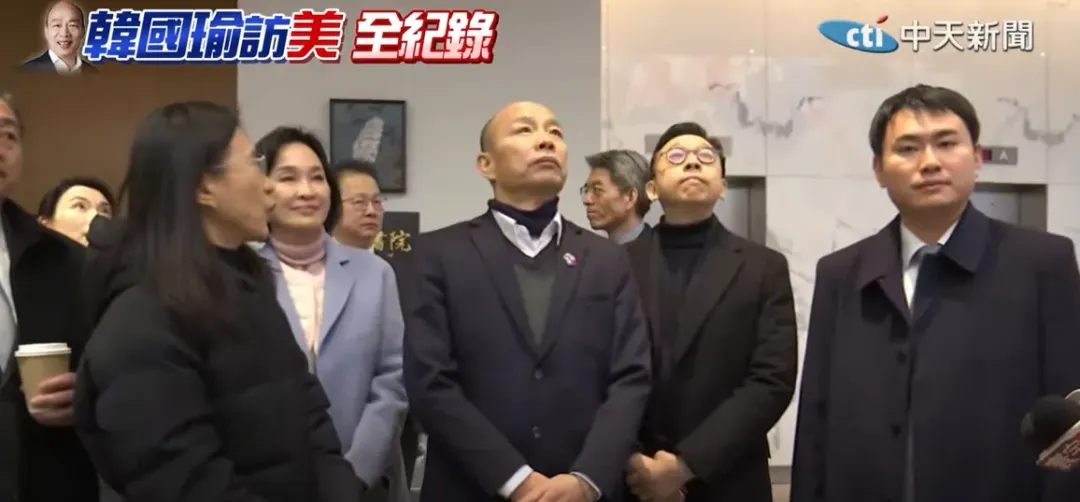 韓國瑜抵達駐紐約台北經濟文化辦事處聽得很入神。（圖／中天新聞）