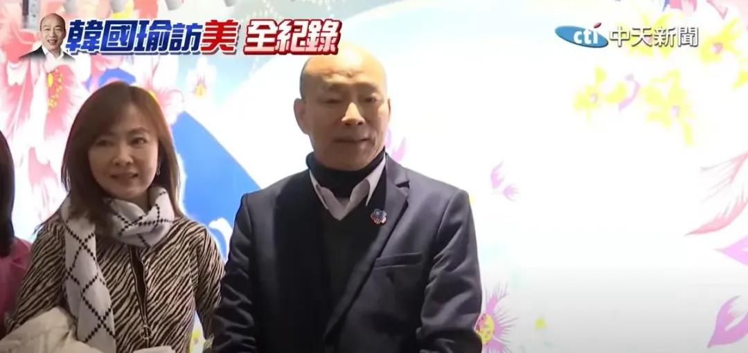 韓國瑜等人上到二樓拍照。（圖／中天新聞）