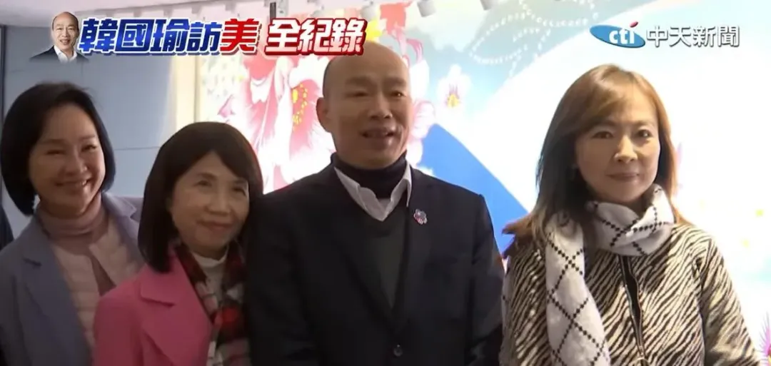 韓國瑜等人上到二樓拍照。（圖／中天新聞）