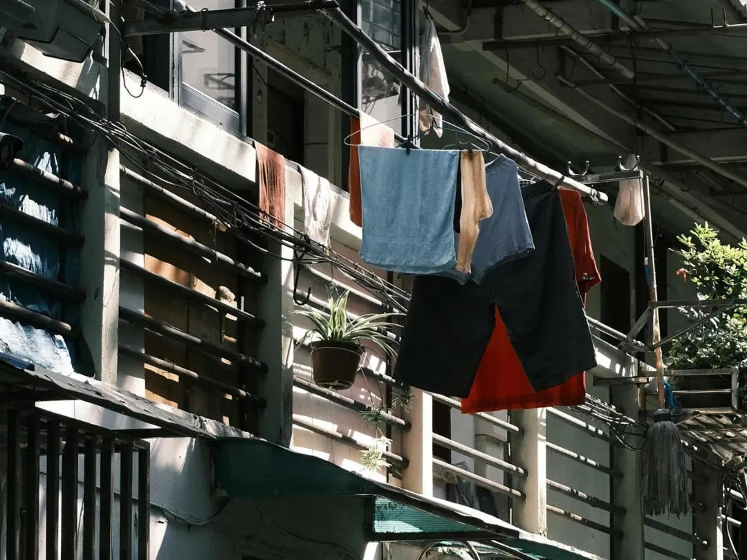 台北天氣陰晴不定，北漂人衣服曬不乾還會發臭。（示意圖／Pexels）