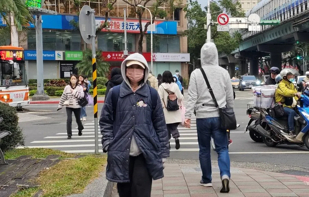 圖為台北市中山區街頭民眾穿起長袖衣物外出。（圖/中天新聞資料照）
