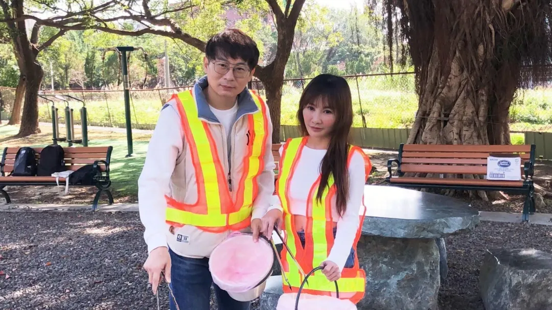 王宥忻（右）與老公翁承旭（左）稍早現身北投的公園撿拾垃圾，並宣導「寵物排泄物不落地」。（圖／記者郭竹倩 攝）