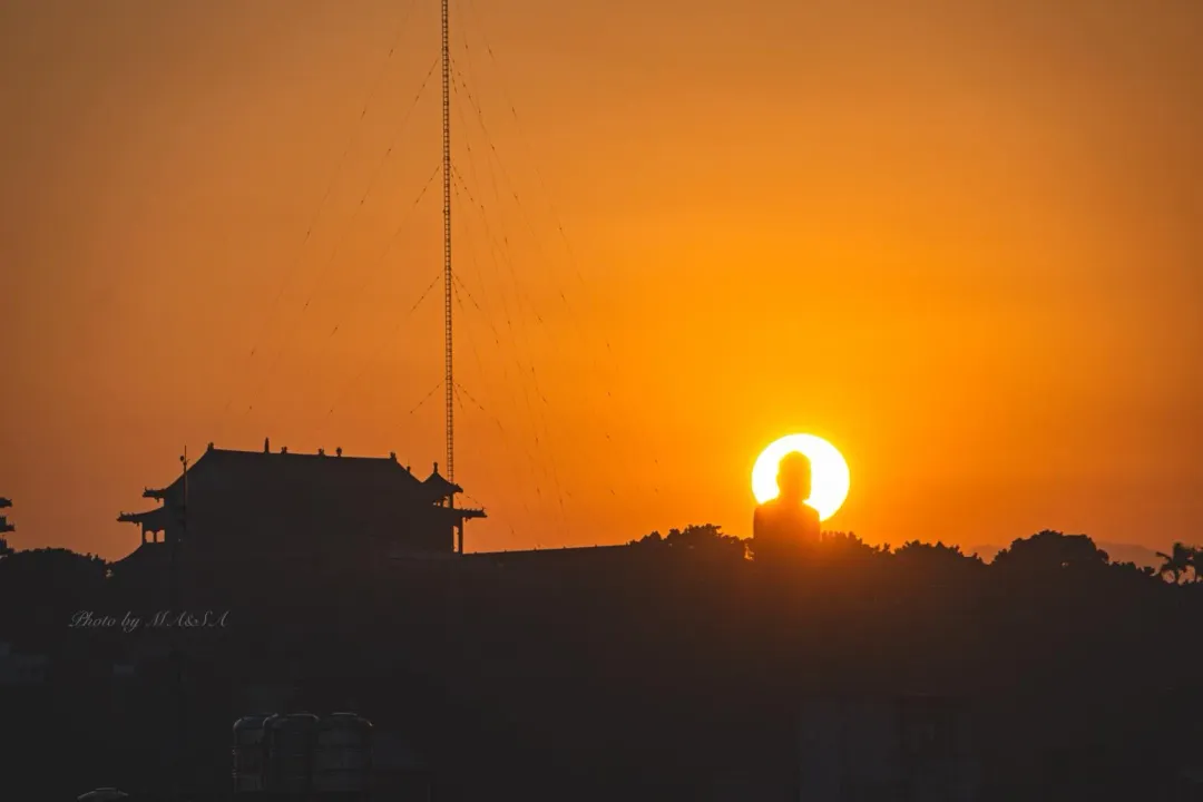 「大佛懸日」是台灣奇蹟美景。（圖／攝影師潘松岳提供）