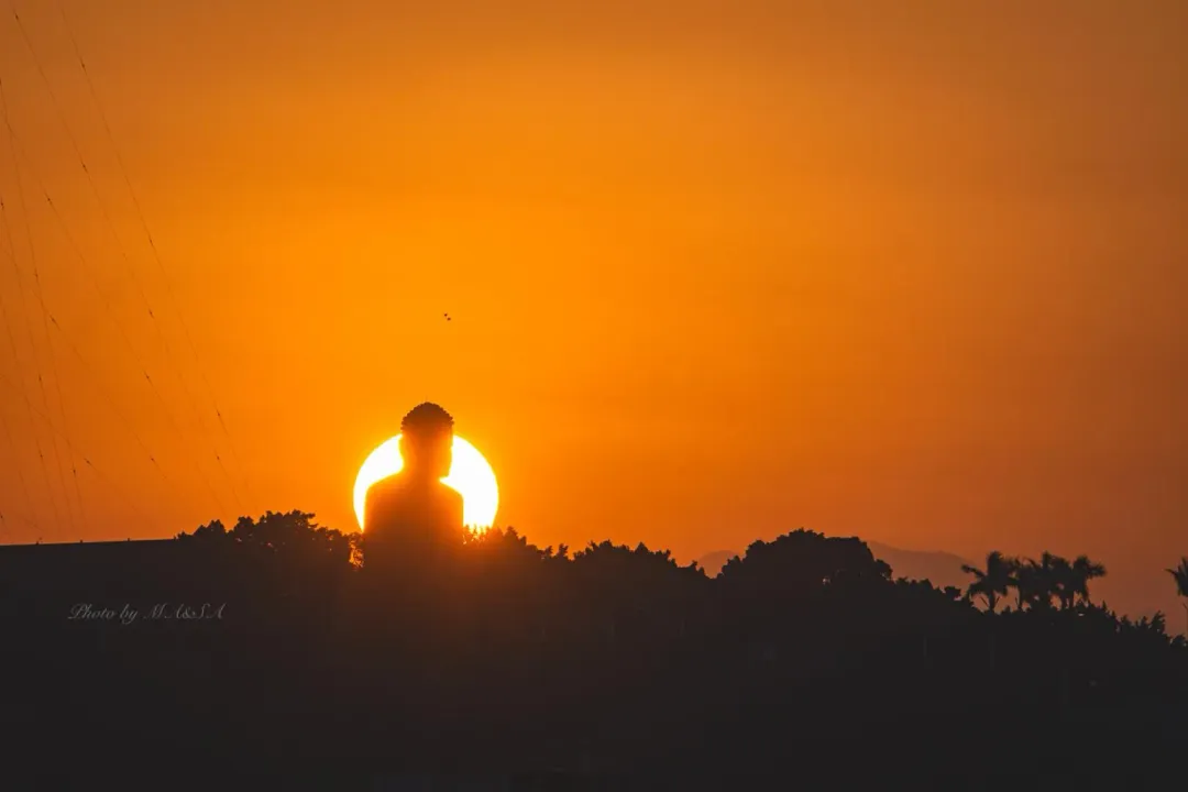 「大佛懸日」是台灣奇蹟美景。（圖／攝影師潘松岳提供）