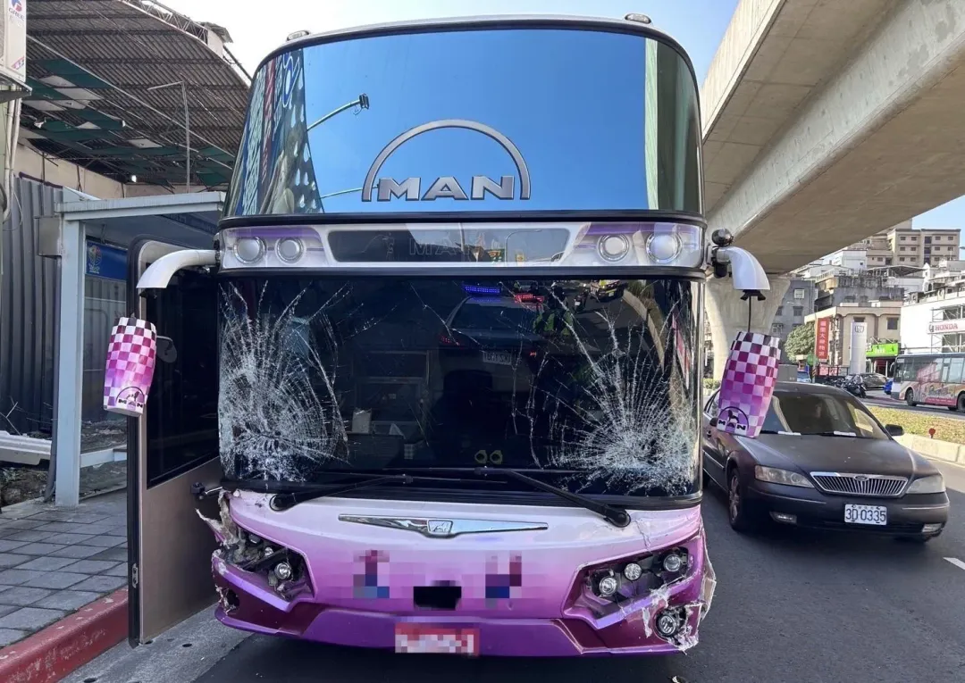 肇事遊覽車前方擋風玻璃碎裂。（圖／翻攝畫面）
