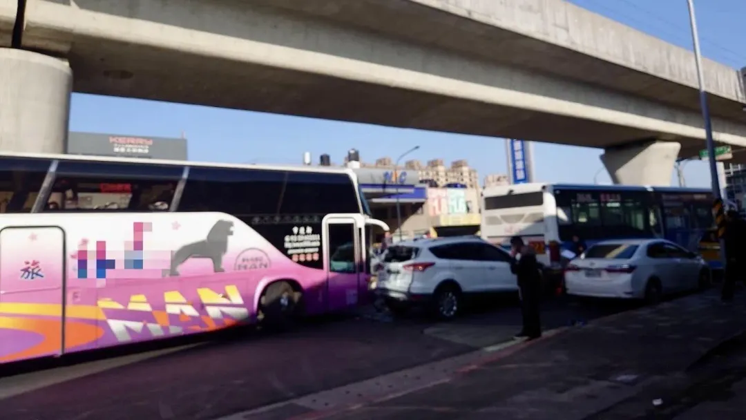 遊覽車追撞前方4台車。（圖／翻攝畫面）
