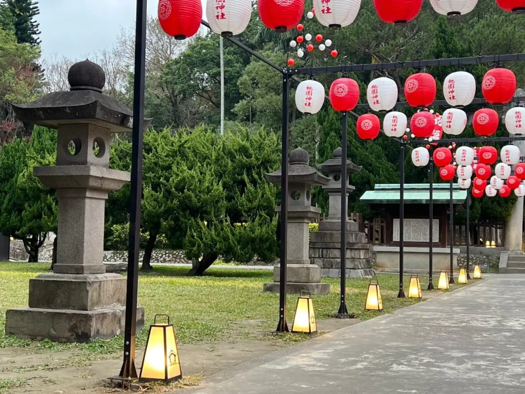 桃園忠烈祠暨神社文化園區，參道兩側可見石燈龍，地上也有路燈。（圖／中天倪鴻祥攝）