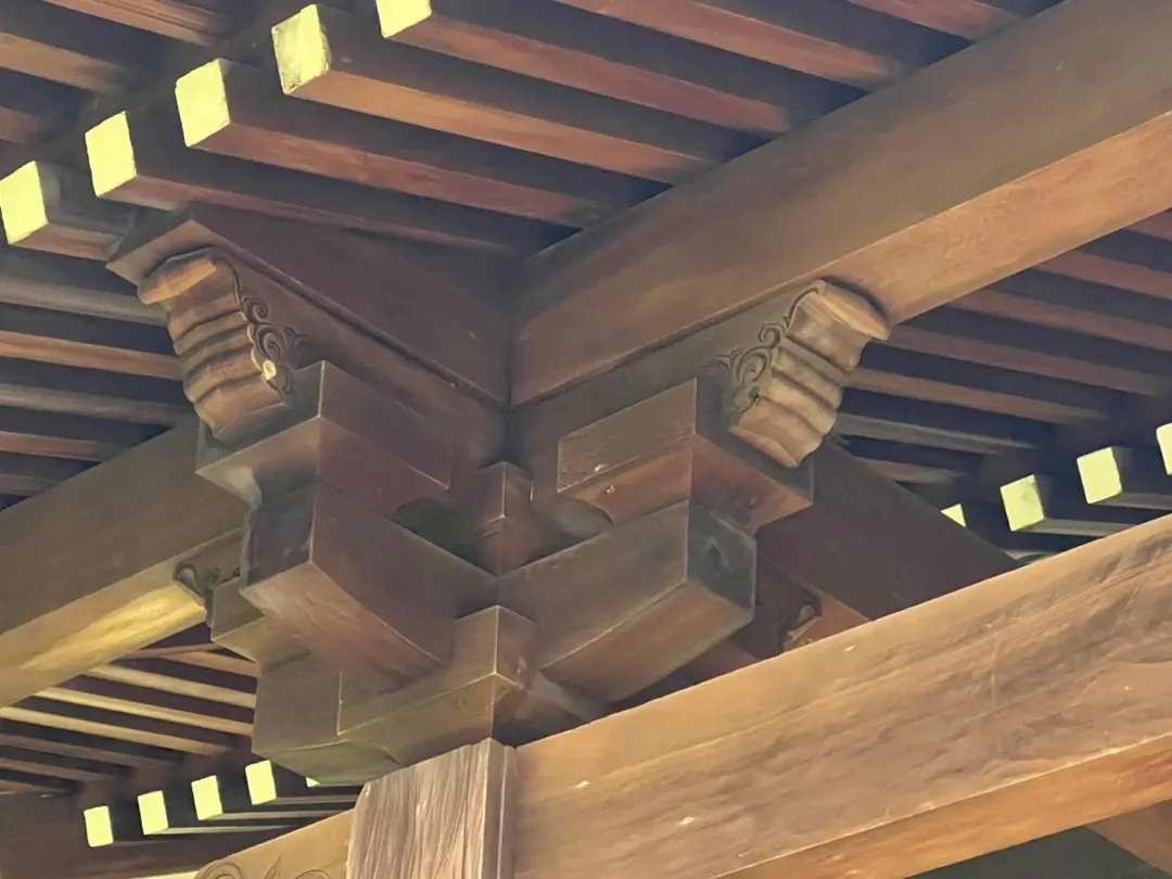 桃園忠烈祠暨神社文化園區，樑柱銜接完全不用鐵釘，而採傳統榫卯技術。（圖／中天倪鴻祥攝）