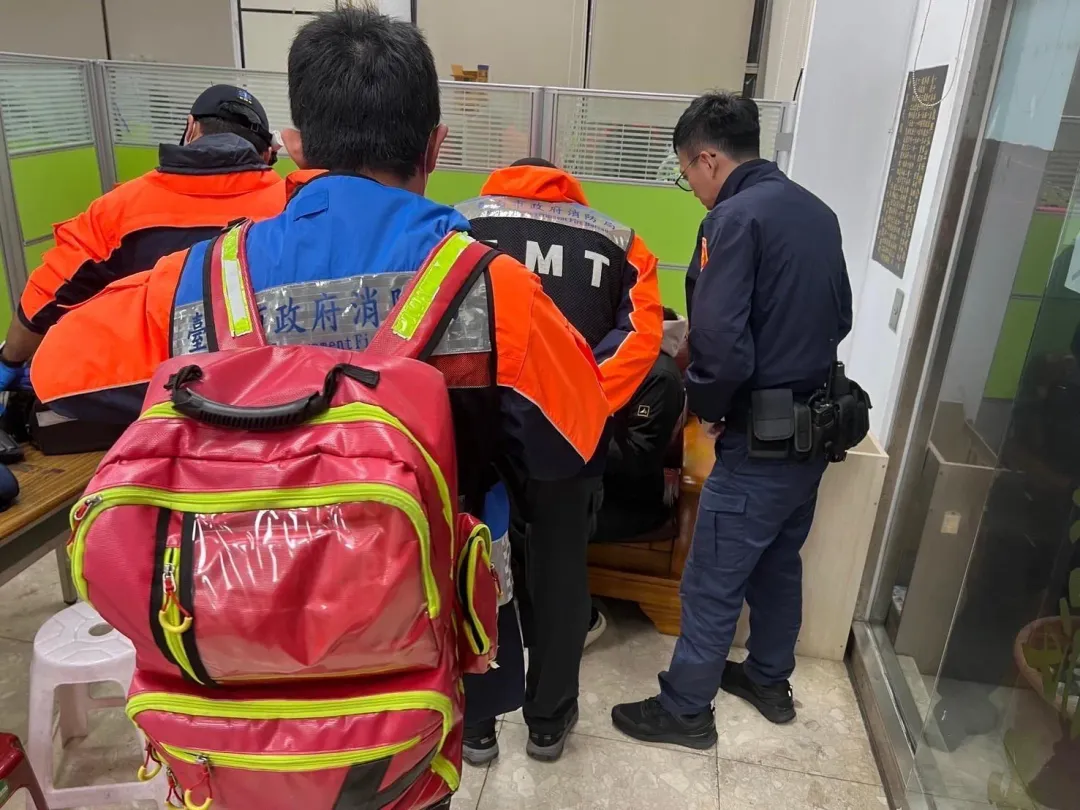 女子情緒逐漸平復，表示願意就醫進一步檢查。（圖／警方提供）