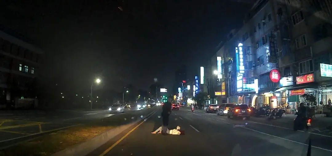 台南永康一名21歲女子因情傷一時想不開，昨（19）日晚間平躺在快車道上。（圖／警方提供）