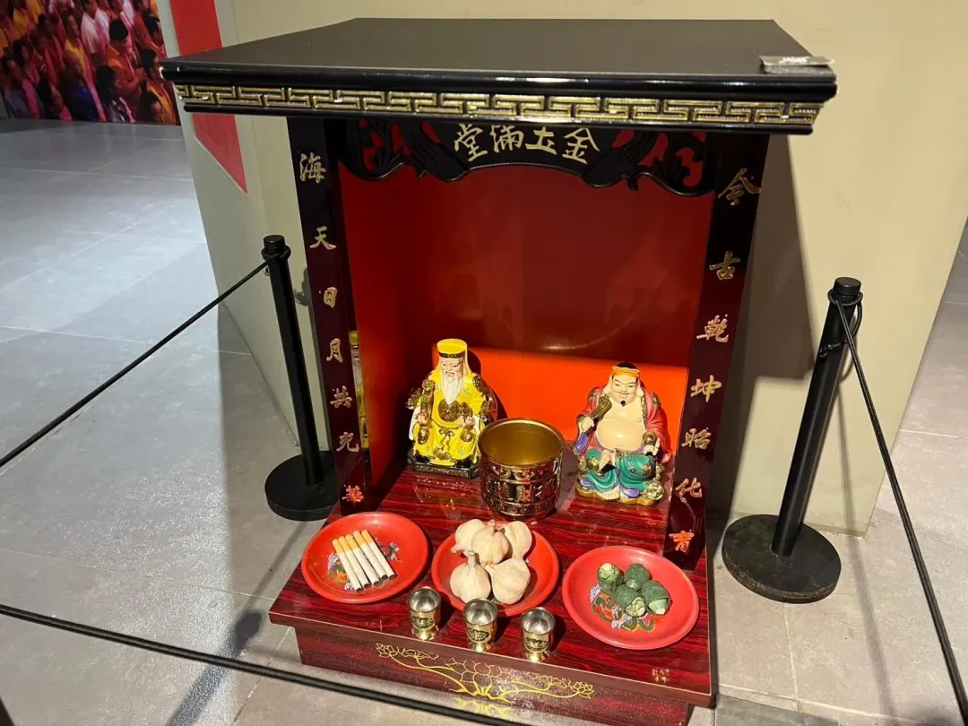 桃園土地公文化館，越南人常以香菸、蒜頭、檳榔做為祭拜土地公（右）與財神爺（左）。（圖／中天倪鴻祥攝）