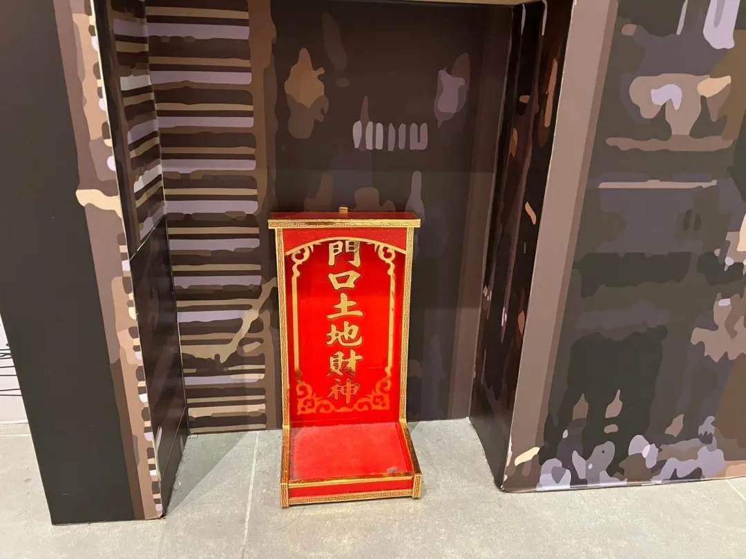 桃園土地公文化館展示香港供奉土地公時，有將神壇置於地上，且以文字代替神像。（圖／中天倪鴻祥攝）