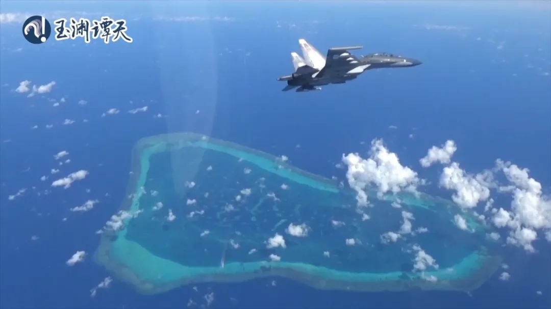 「蘇-30」戰鬥機同框黃岩島。(圖/翻攝微博@玉淵譚天)