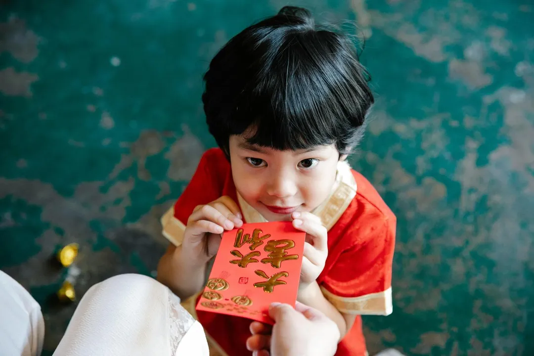 陸10歲男童怒告親爸偷他37萬壓歲錢辦再婚。（示意圖／pexels）
