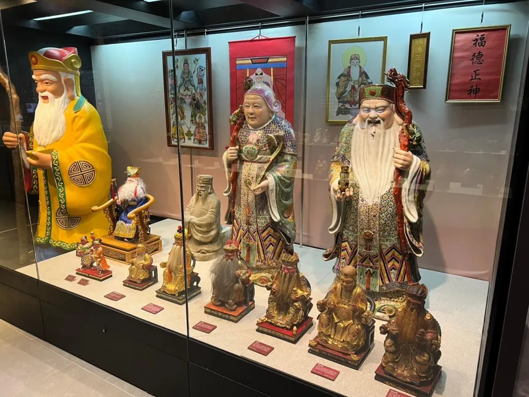 桃園土地公文化館內展示各種大小不一的土地公、土地婆。(圖／中天倪鴻祥攝)