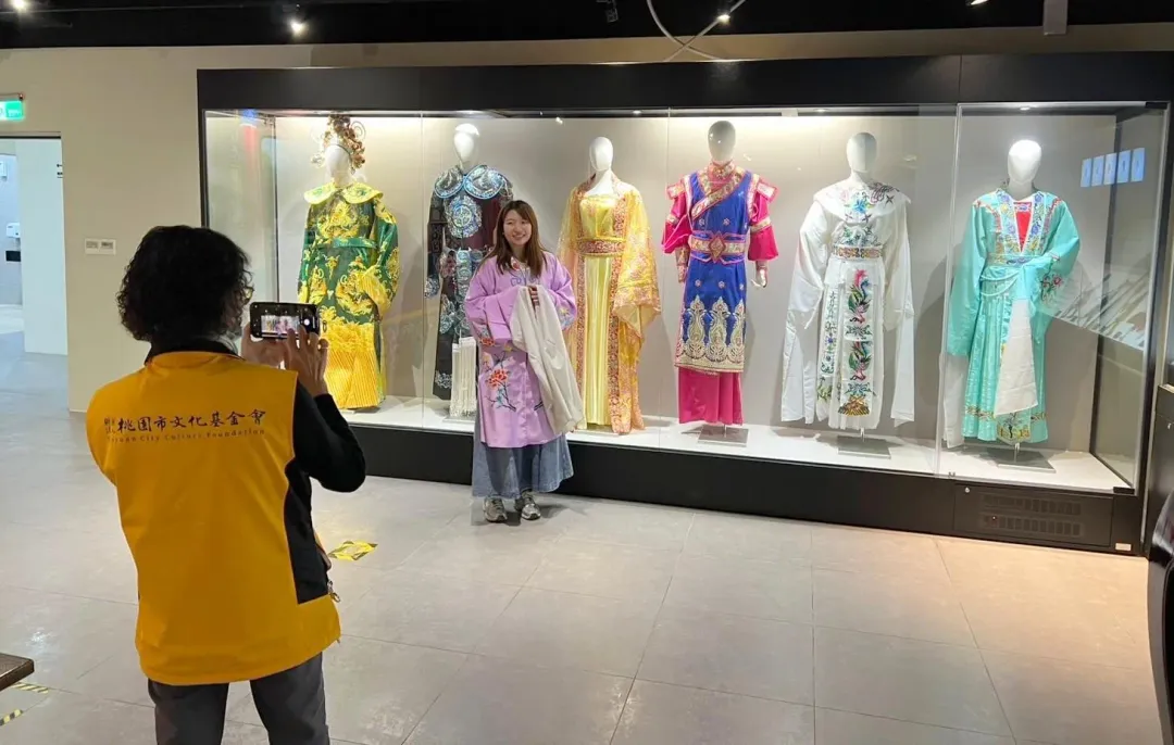 桃園土地公文化館提供傳統歌仔戲服供民眾穿戴拍照。(圖／中天倪鴻祥攝)